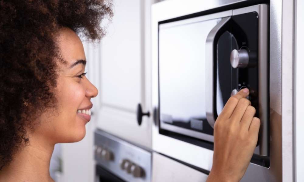 The role of the microwave is very important. So learn how to operate a microwave with this easy to follow guide.