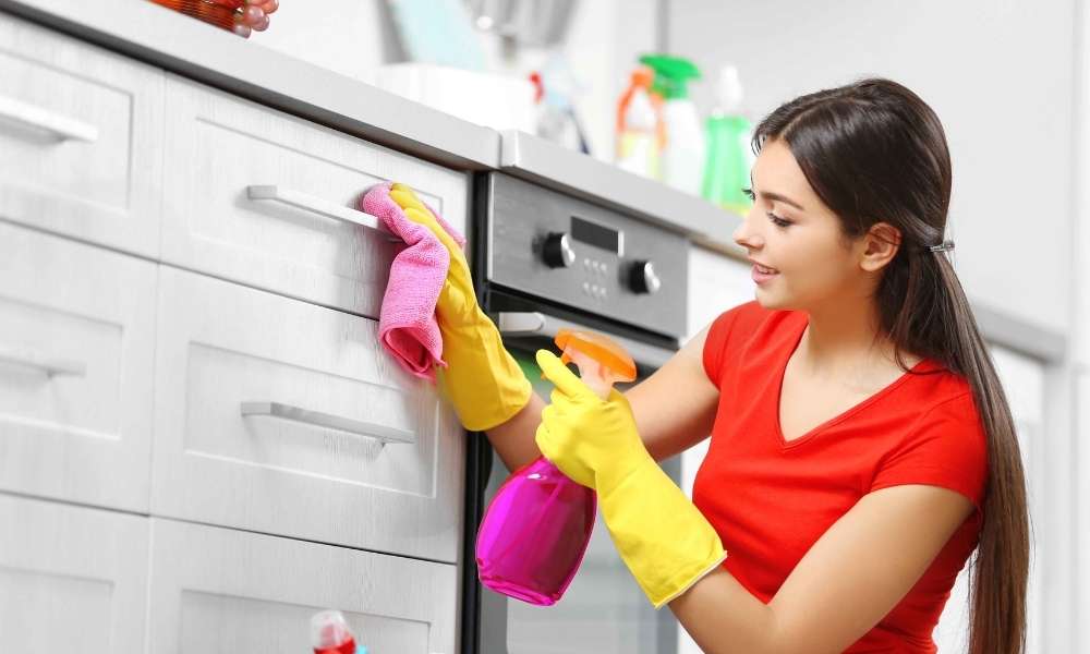 How to Clean the Kitchen Cabinets using a Spoon or your fingers