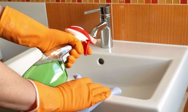 20 white vinegra to clean bathroom sinks