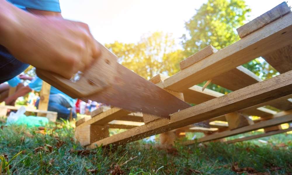 How do you make a dog ramp out of a pallet?