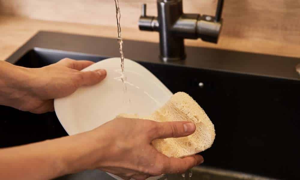 How to clean a glass baking dish with ammonia and water