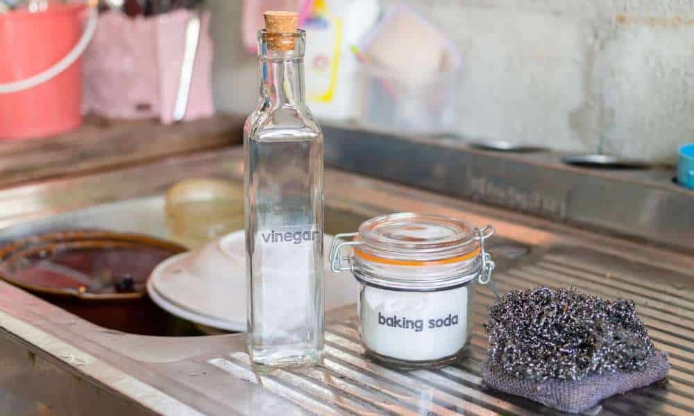 How to clean a glass baking dish with vinegar and water