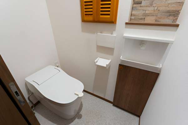 Corner Post Arrangement For Bathroom