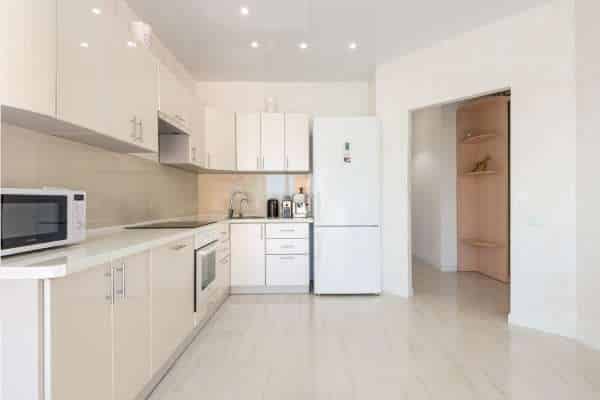 Creating An Illusion Of Space For White Cabinets In Kitchen What Color Walls