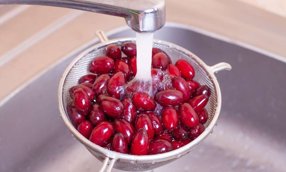 How to properly use a colander